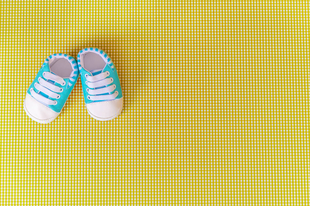 accessoires pour bébés pour nouveau-nés sur un fond coloré. focus sélectif
. - Photo, image