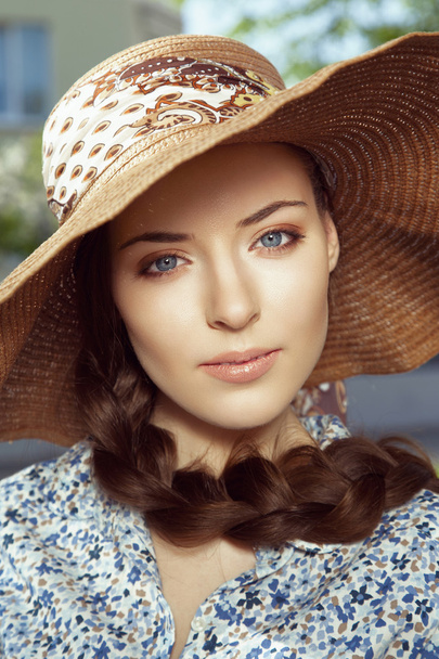 Close-up portrait of woman in hat - Fotó, kép