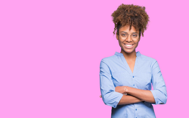 Gyönyörű fiatal afro-amerikai üzletasszony arcára elszigetelt háttér boldog, mosolyog néz a kamerába keresztezett karokkal. Pozitív embernek. - Fotó, kép