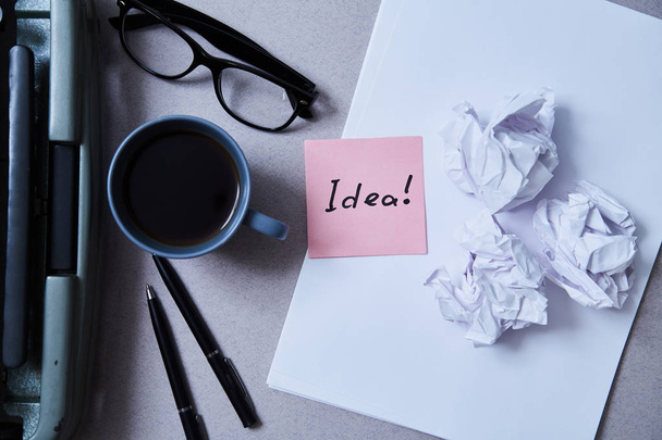 Inspirace, myšlenka nebo pojem dobrý nápad: zmačkaný papír kolem prázdného listu papíru s nálepkou - Fotografie, Obrázek