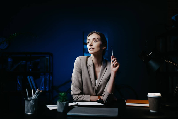 Beautiful business lady sits at the office - Fotoğraf, Görsel