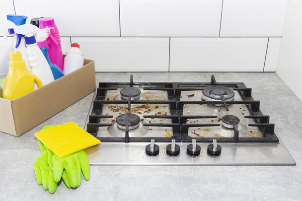 Úklid plynového sporáku s kuchyňským nádobím, domácími potřebami nebo hygienou a úklidem. - Fotografie, Obrázek