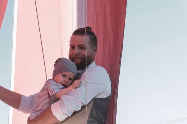 muž s dítětem na Plachetní lodi - Fotografie, Obrázek