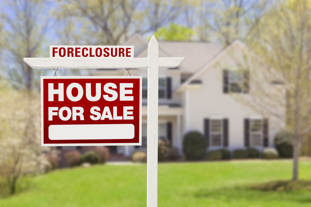 Venta de Casa de Foreclosure Sign in Front of House
 - Foto, imagen