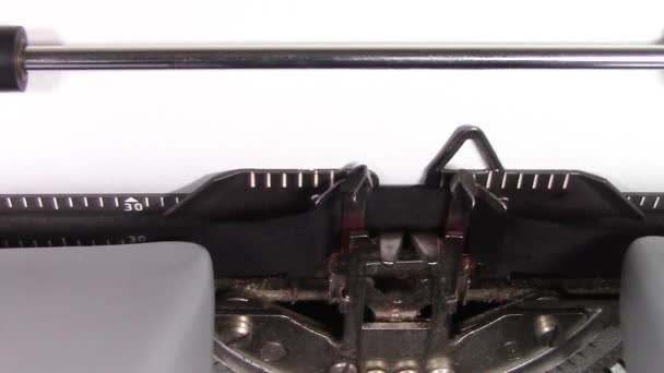 Lähikuva video sanat "Moottorit 101" kirjoitetaan valkoiselle paperille vanha manuaalinen kirjoituskone. Laukaus makrotasolla
. - Materiaali, video