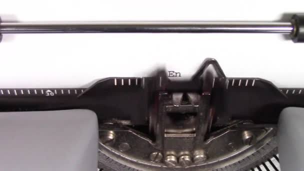 A közeli videó a "Engineering 101", hogy gépelt fehér papírra egy régi kézi írógép. Forgatott makró. - Felvétel, videó