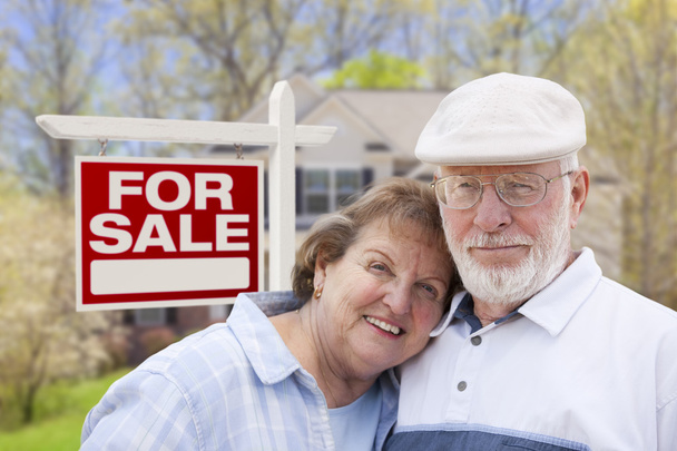 Щаслива пара старший передньої частини для продажу знак і будинок - Фото, зображення
