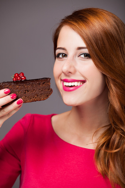 Рыжие женщины с ягодным тортом
 - Фото, изображение