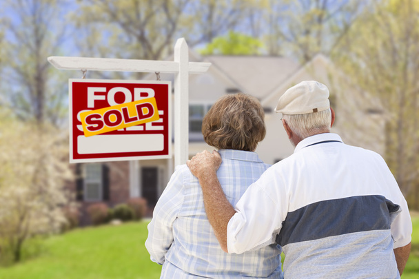 Idősebb pár értékesített ingatlan megjelölés és a ház előtt - Fotó, kép