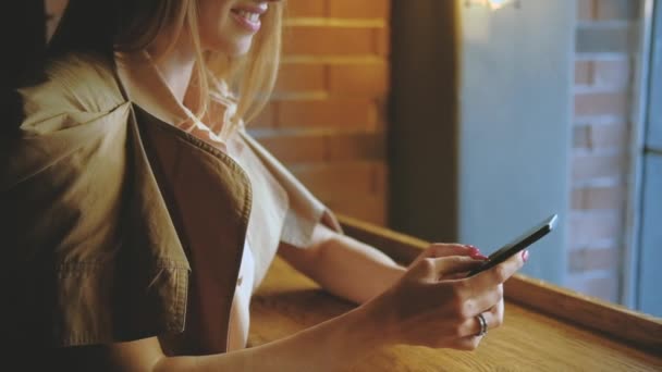 online communication smiling woman texting mobile - Metraje, vídeo