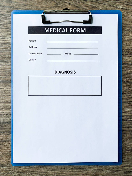 Lékařský formulář s údaji pacienta o lékařském pultu - Fotografie, Obrázek