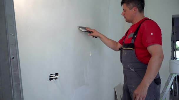 Професійний працівник штукатурка стіни шпателем
 - Кадри, відео