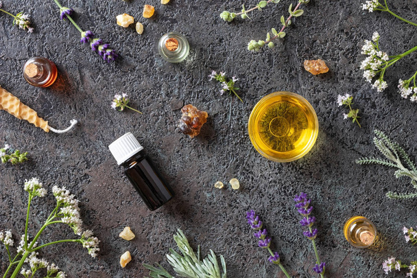 Flaschen ätherisches Öl mit Weihrauch, Baldrian, Lavendel - Foto, Bild