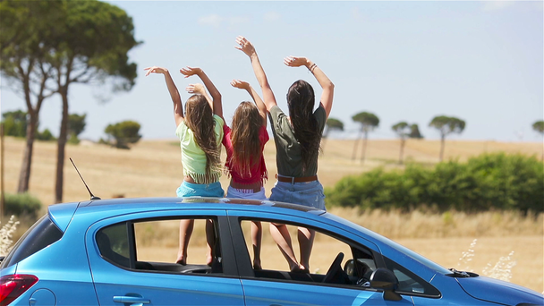 Viagem de carro de verão e família jovem de férias
 - Filmagem, Vídeo