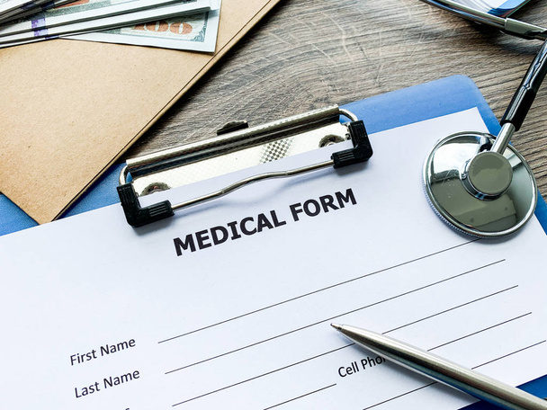 Formulário médico com dados do paciente na mesa dos médicos
 - Foto, Imagem