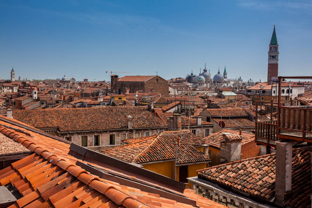 Näkymä Venetsian kaupungin katoille aurinkoisena päivänä
 - Valokuva, kuva