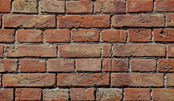 Η παλιά υφή του τοίχου με τούβλα. Φόντο τούβλων πορτοκαλί χρώματος. Υφή τούβλου φόντου. Σχέδιο στο δρόμο. Παλιό βρώμικο τούβλο με ζημιά. - Φωτογραφία, εικόνα