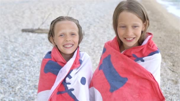 Holčičky se baví s ručníky na tropické pláži - Záběry, video