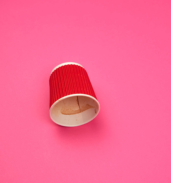 used paper red cup with corrugated edges from the coffee - Zdjęcie, obraz
