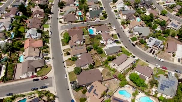 Vista aérea barrio suburbano con villas al lado del otro. San Diego, California, EE.UU. Vista aérea de residencial moderna subdivisión casa de lujo con piscina
. - Metraje, vídeo