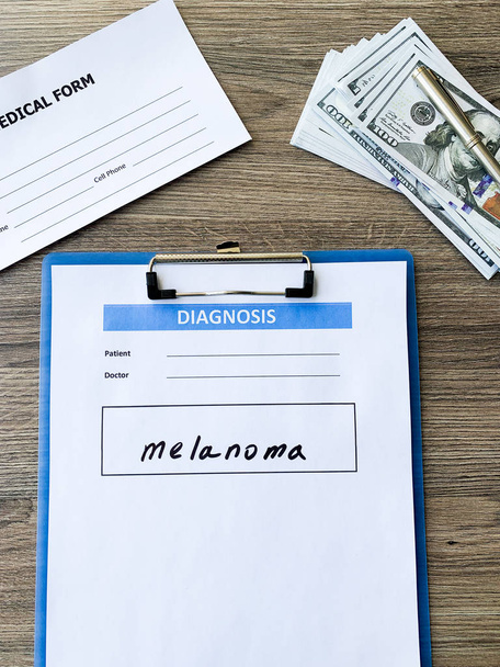Diagnose melanoom in een medische vorm op de dokter Bureau - Foto, afbeelding