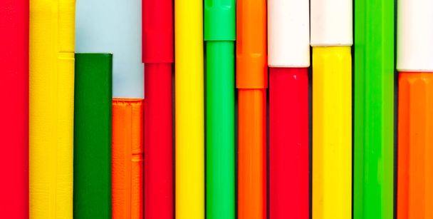 Marcadores e cadernos coloridos, imagem panorâmica, de volta ao conceito de escola
. - Foto, Imagem