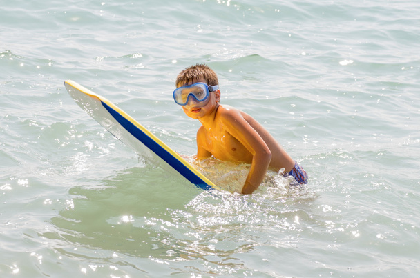 dítě surfování na pláži 7 - Fotografie, Obrázek