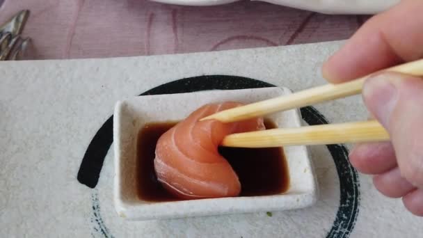 Yemek çubuğu ile Sake Sushi - Video, Çekim
