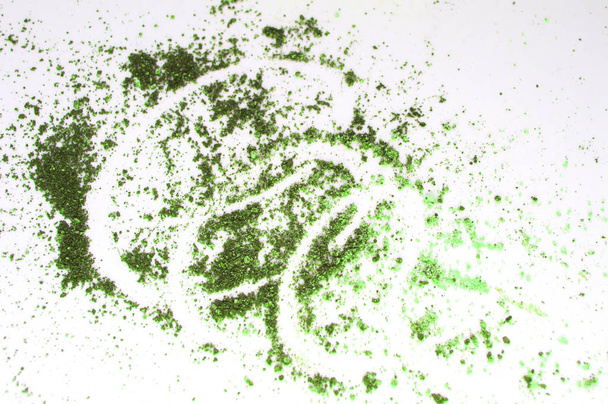 El concepto de maquillaje, sombra de ojos verde oliva esparcida sobre un fondo blanco aislado
 - Foto, Imagen