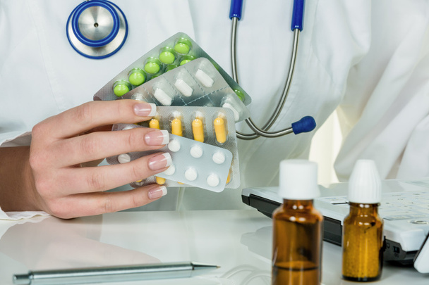 Doctor writes a prescription for tablets - Foto, Imagen