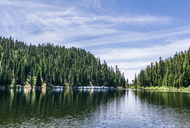 beautiful Barrier lake in the mountains Garibaldi provincial park british columbia canada. - Foto, Imagen