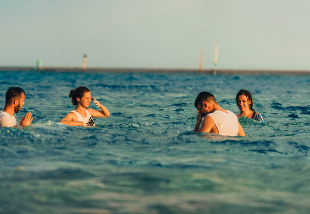 Jogadores de polo aquático em ação durante uma partida no mar
 - Foto, Imagem