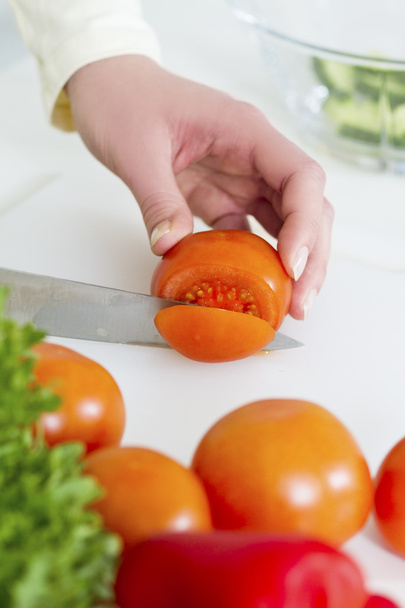 Нарізати помідор до здорового салату
 - Фото, зображення