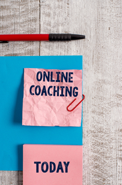 Tekstin kirjoittaminen Online Coaching. Business käsite oppimista verkossa ja internetissä avulla valmentaja Ryppypaperi ja pahvi plus paikallaan yläpuolella puinen tausta
. - Valokuva, kuva