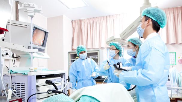 Доктор в операційній кімнаті зі своєю командою
 - Фото, зображення