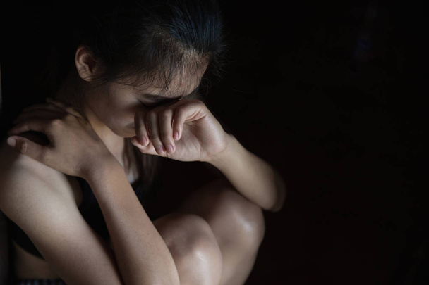 Депрессия или домашнее насилие, черно-белый образ
 - Фото, изображение