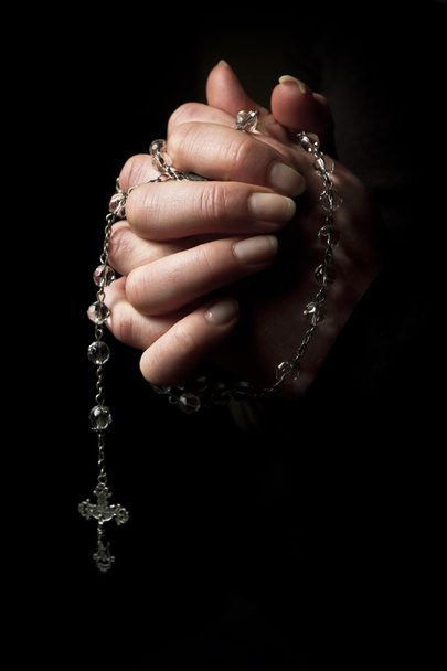 složené ruce držící kříž - Fotografie, Obrázek