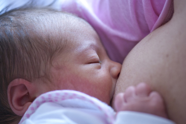 Neugeborenes isst an der Brust der Mutter - Foto, Bild