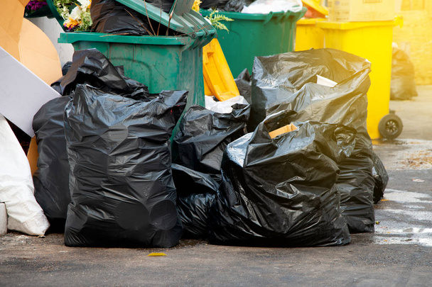 halom fekete szemetes zsákokat a városi utcán, a hulladékgazdálkodás a nagyvárosokban  - Fotó, kép