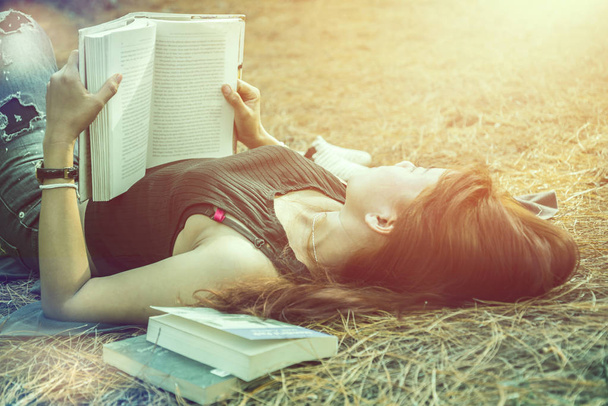Frau entspannt Lesen im Park. Ruhe in den Ferien beim Lesen. Junge Frauen entspannen sich, schlafen, lesen in den Ferien Bücher. Natur, Outdoor, Urlaub, Bildung, lesen Sie ein Buch, Buch, schreiben Sie eine Notiz, Tagebuch. - Foto, Bild