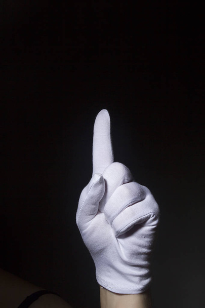 Gestures. Hand in a white glove indicates. - Foto, Bild