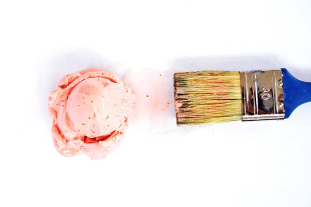 Usa un pennello per prendere del gelato rosa come colore
  - Foto, immagini