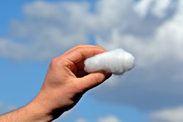 Держа кусочек облака в руке
  - Фото, изображение