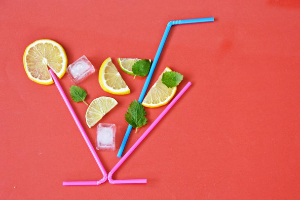 Yaz içkisi konsepti - Pipetler limon, limon, nane ve buz renkli bir arka plan üzerinde yüzen cam makyaj - metin için alan ile yazlık bir ferahlık Soyut illüstrasyon  - Fotoğraf, Görsel