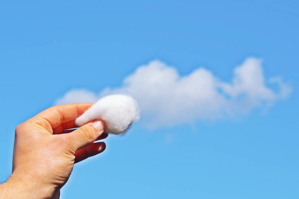 Держа кусочек облака в руке
  - Фото, изображение