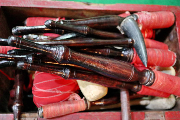  un ensemble d'instruments gamelan prêts à être joués
 - Photo, image
