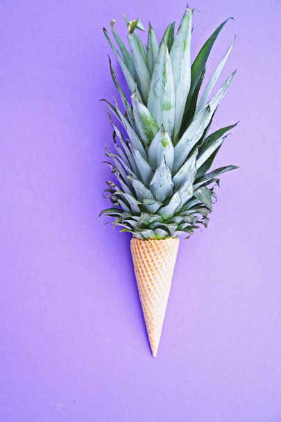 Łodyk ananasa w lody stożek na tle monochromatycznym jako symbol lody ananasowe jako owocowy orzeźwienie w lecie - Zdjęcie, obraz