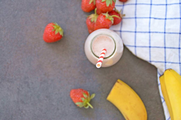 夏のリフレッシュにぴったりのイチゴとバナナで自家製ミルクシェイク - 写真・画像