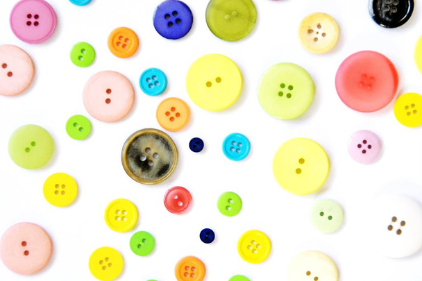 Великий набір кнопок в різних кольорах і дизайнах перед одним кольоровим фоном
  - Фото, зображення