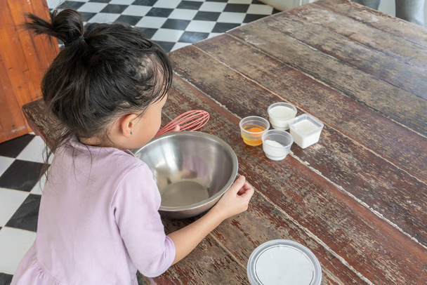 Девушка обращает внимание на ингредиенты для домашнего мороженого
 - Фото, изображение